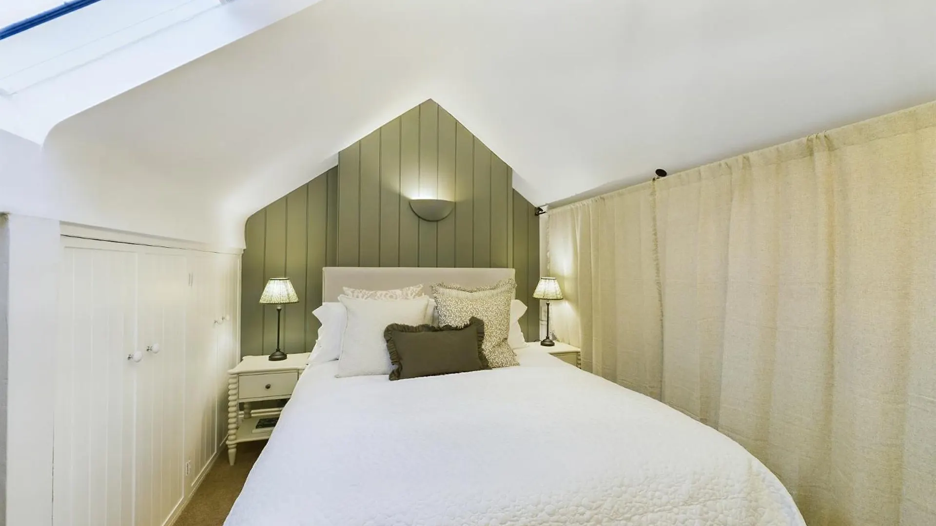 “The Sleepers Cottage” 2-6 People W/ Free Parking Hough Green 0*,  United Kingdom